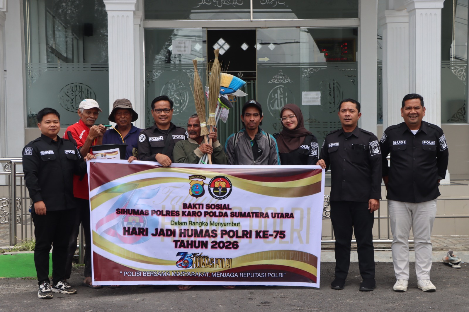 Jelang Hari Jadi Humas Polri ke-75, Si Humas Polres Karo Gelar Bakti Sosial di Masjid Husnul Khotimah